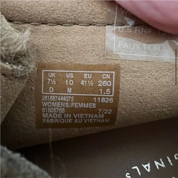 Clarks Wallabee Ankle Boot Women's
SZ 10 M Tan NEW $170 Fur Accent Suede Lace Up - Picture 7 of 10